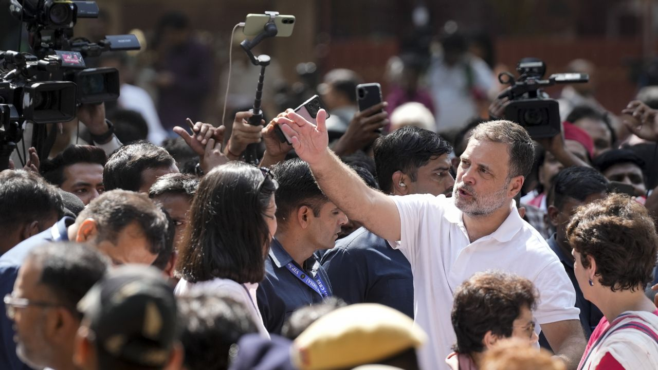 Rahul Gandhi Protesting near Akashwani Buidling राहुल गांधी आकाशवाणी भवन के सामने PTI Image 