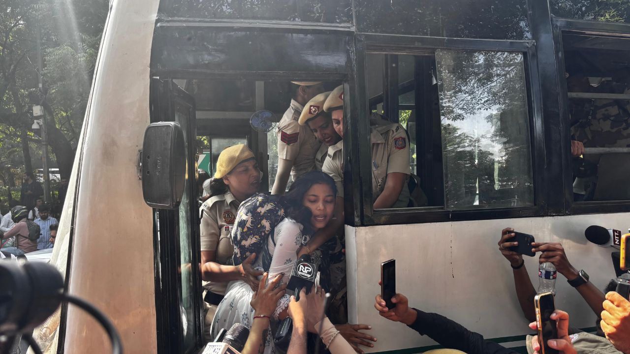 प्रदर्शनकारियों को ले जाती पुलिस, police taking protestors in delhi