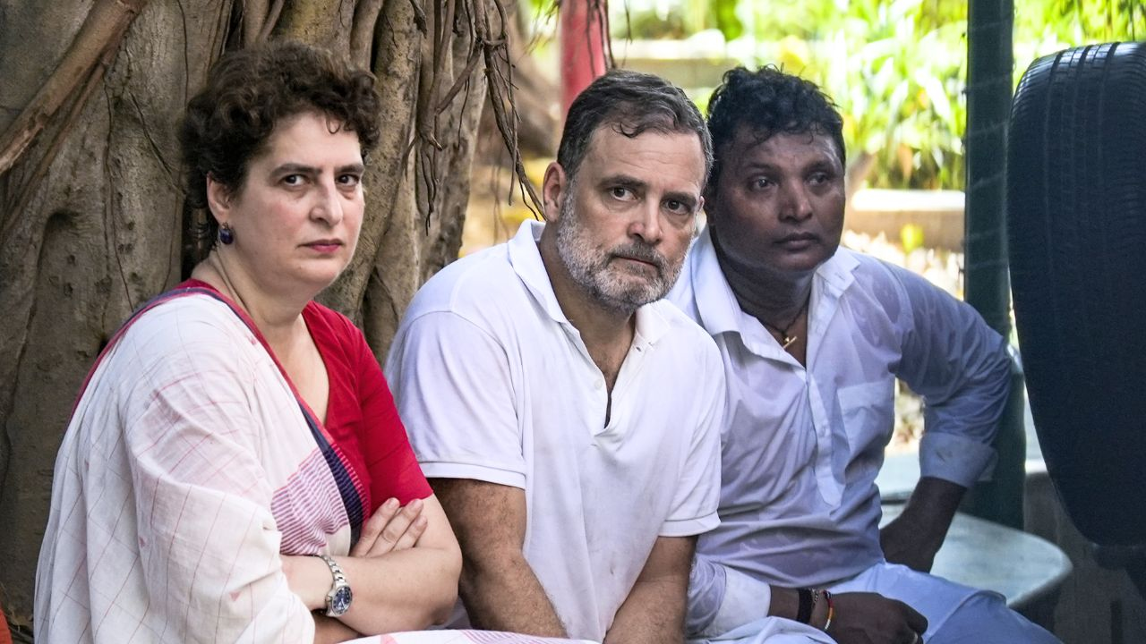 आकाशवाणी भवन में बैठे राहुल गांधी और प्रियंका गांधी
