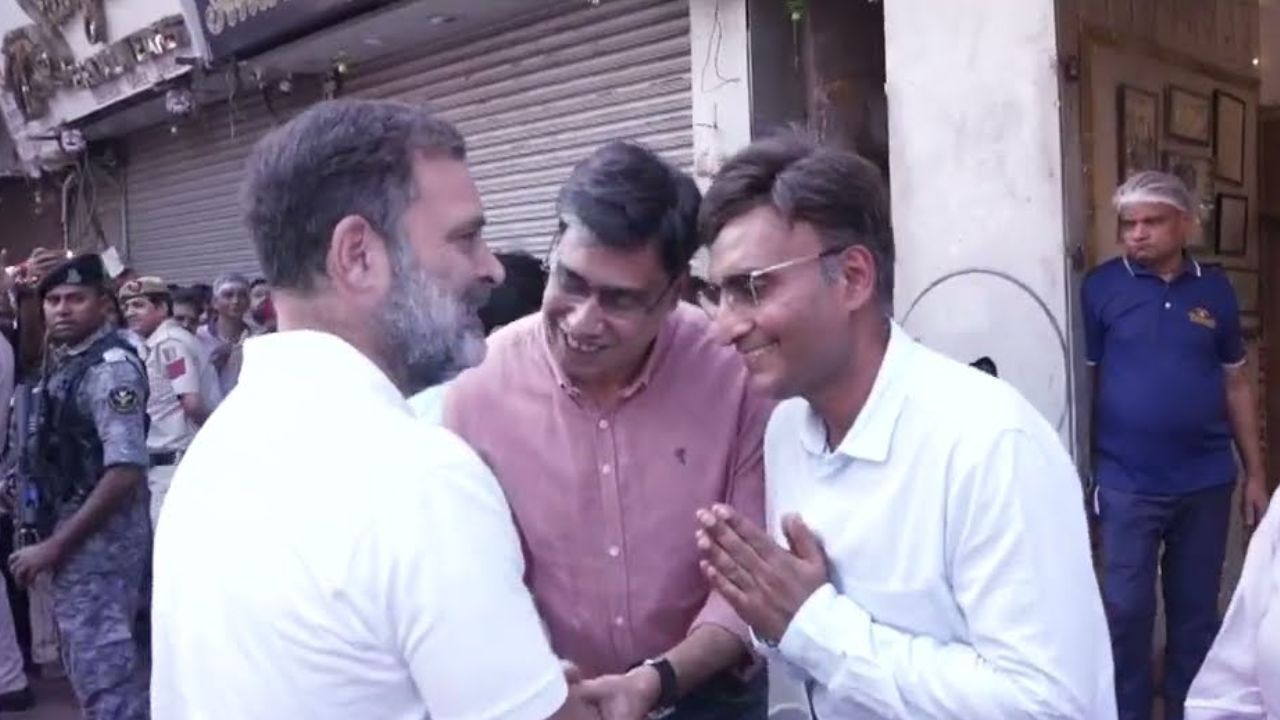 rahul gandhi at sweets shop