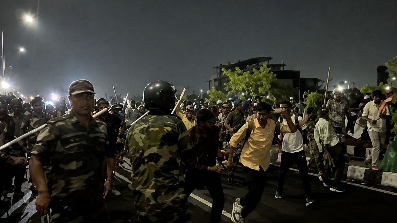 Jharkhand Police lathi charge