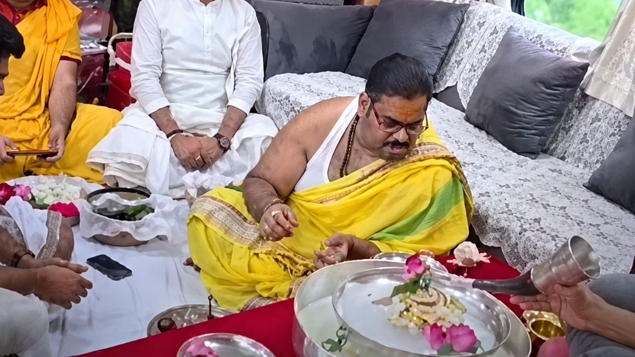 rudrabhishek in train