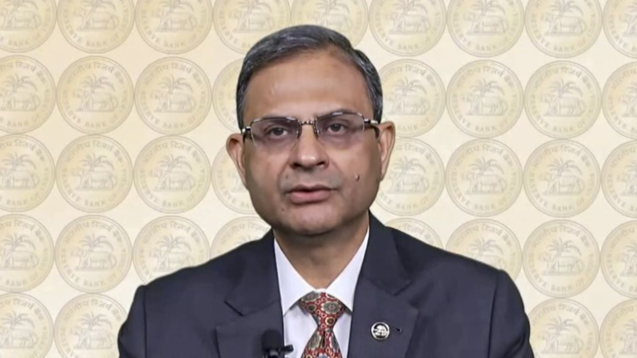 रेपो रेट बढ़ाने की जानकारी देते RBI के गवर्नर संजय मल्होत्रा