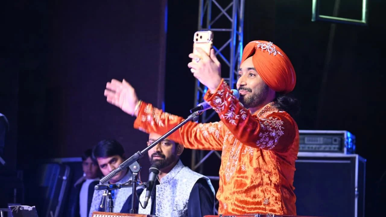 कुल्लू के लाल चंद प्रार्थी कला केंद्र में प्रस्तुति देते डॉसतिंदर सरताज, Photo Credit-Khabargaon  