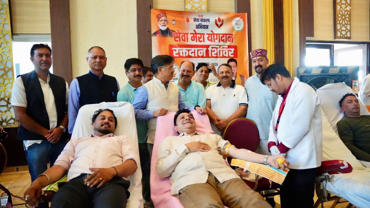 धर्मशाला में रक्तदान करते विधायक सुधीर शर्मा एवं अन्य भाजपा नेता, Photo Credit-HP BJP