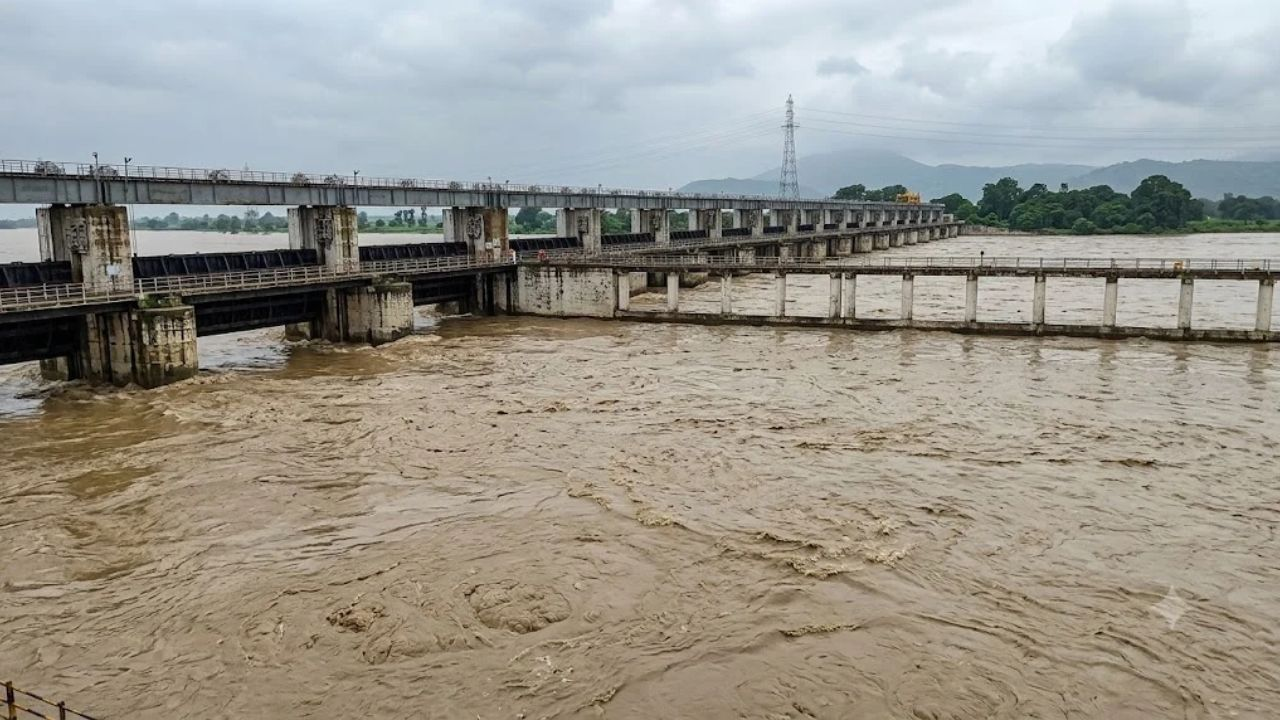 Gandak River water level rises