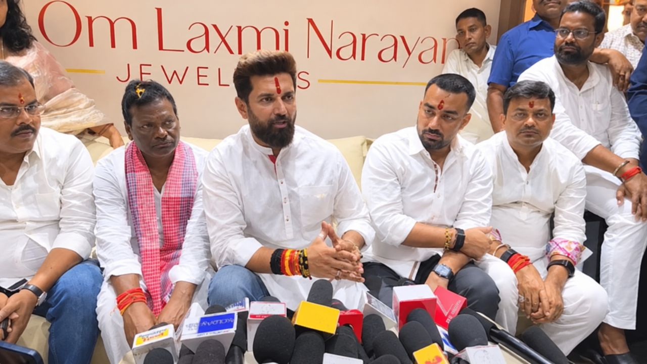 मीडिया से बात करते हुए केंद्रीय मंत्री चिराग पासवान की तस्वीर 
