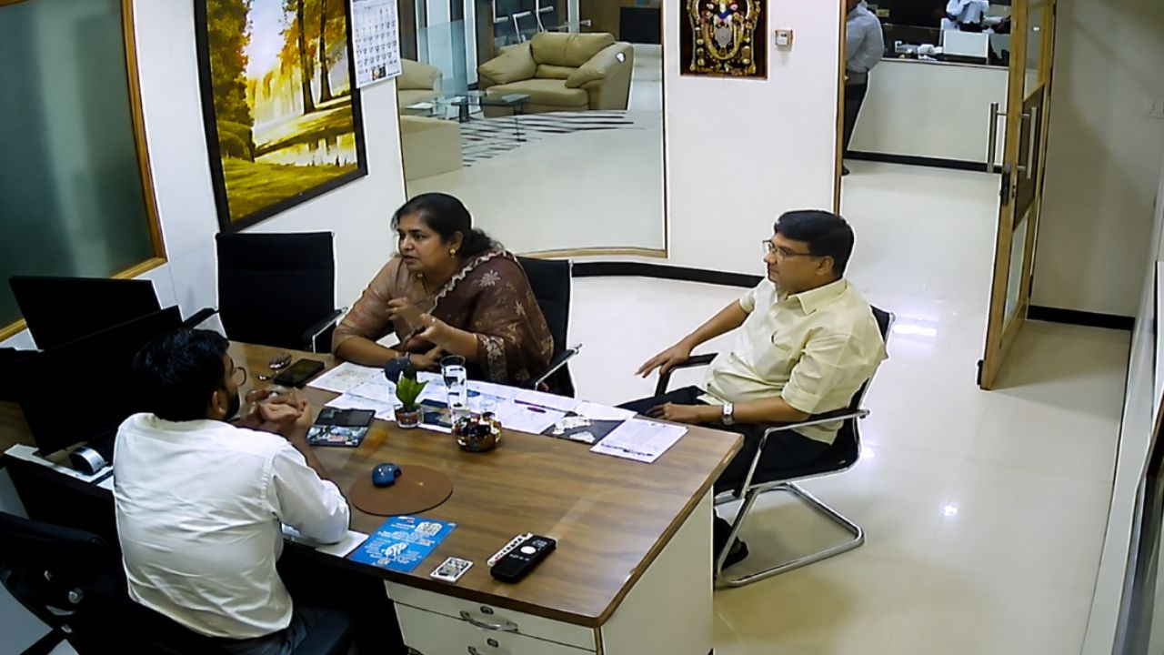  Kayalvizhi Alagiri and SBI manager 