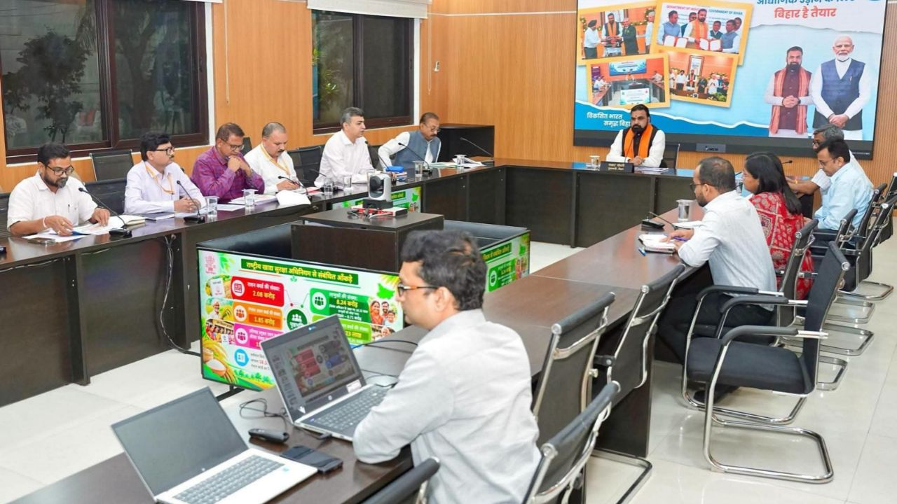 संकल्प सभागार बैठक करते सम्राट चौधरी