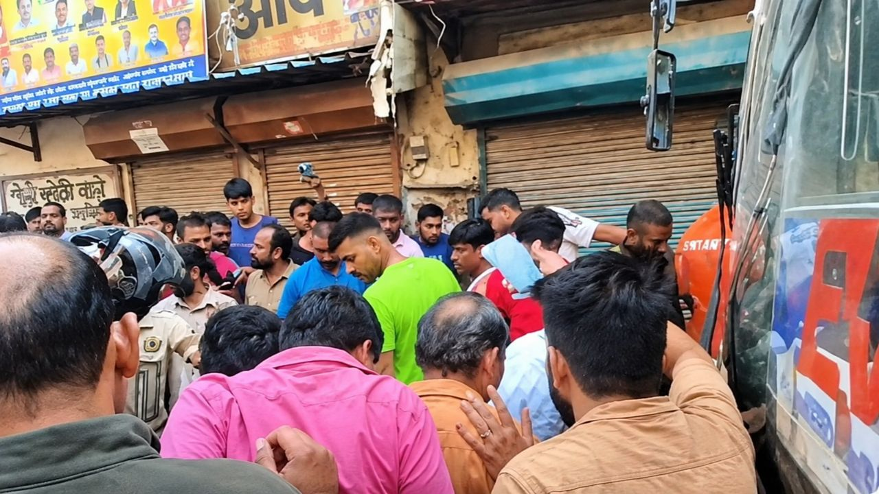 डीटीसी बस ने कई लोगों को टक्कर मार दिया