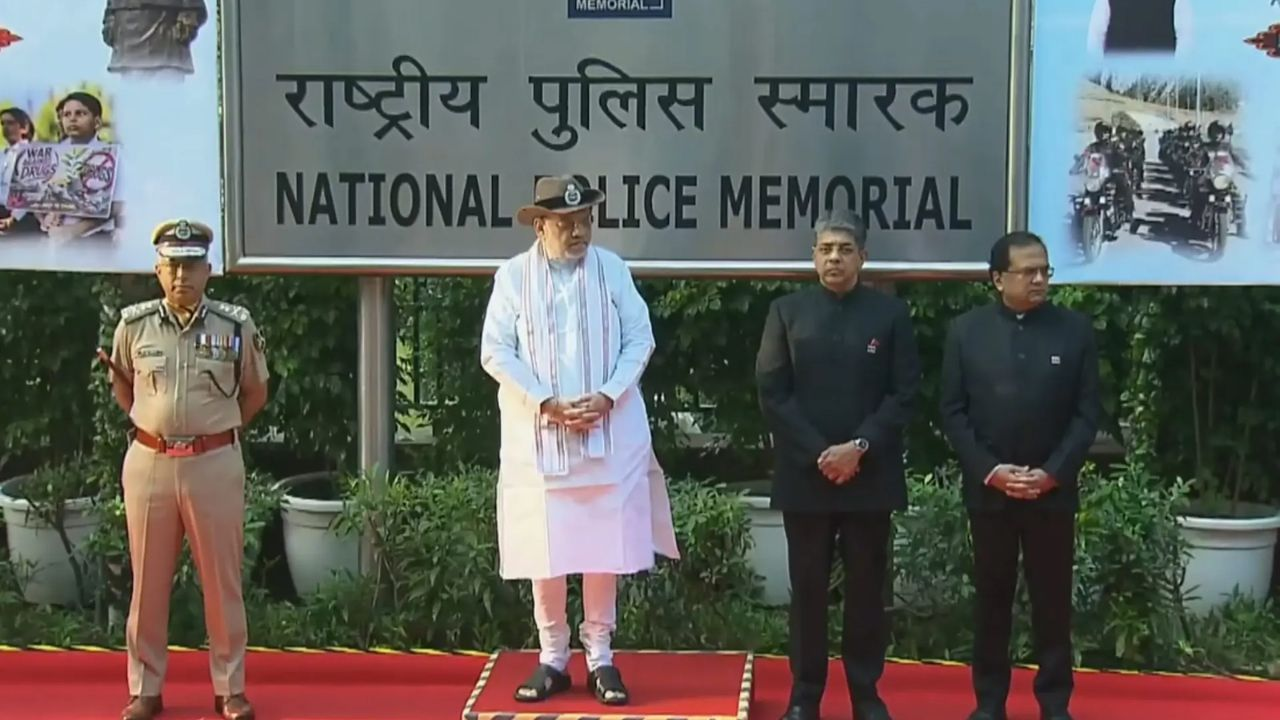 केंद्रीय गृह मंत्री अमित शाह राष्ट्रीय पुलिस स्मारक पर