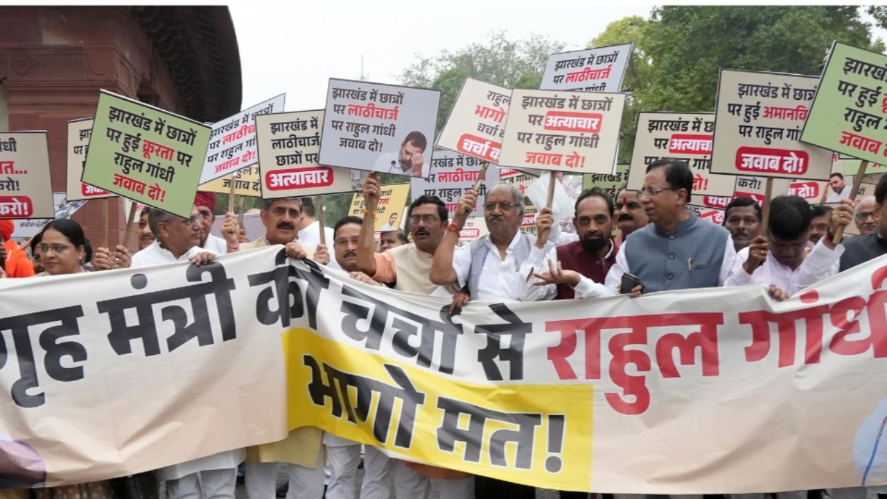 संसद में राहुल गांधी के खिलाफ विरोध जताते नेता, Photo Credit- PTI 