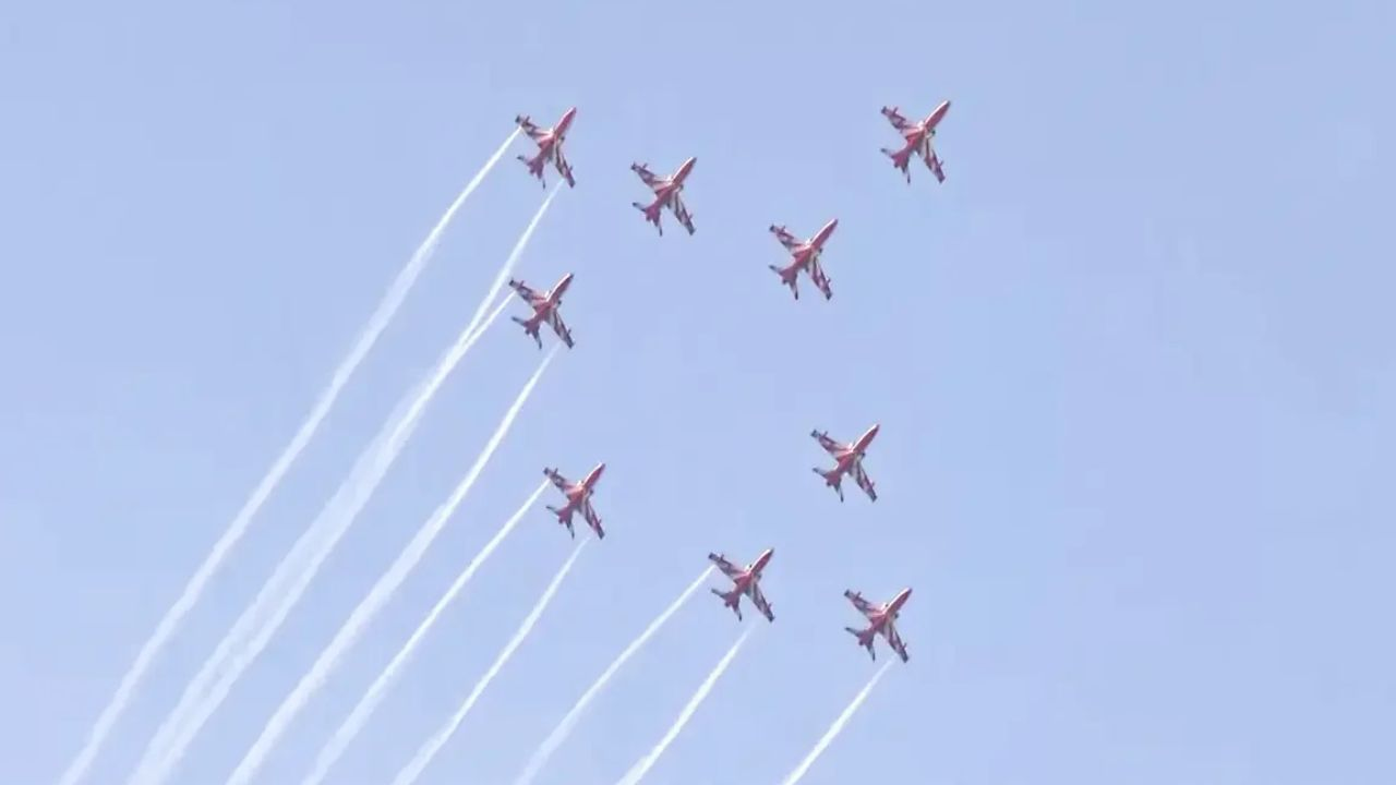 भारतीय वायुसेना की सूर्यकिरण और सारंग टीमें एरोबैटिक शो का प्रदर्शन करती हुई
