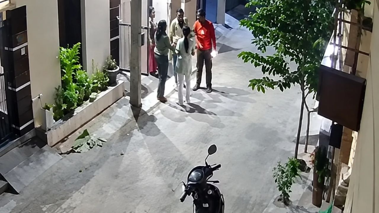 घर के बाहर पत्नी पर हमलावर होता रितिश शर्मा
