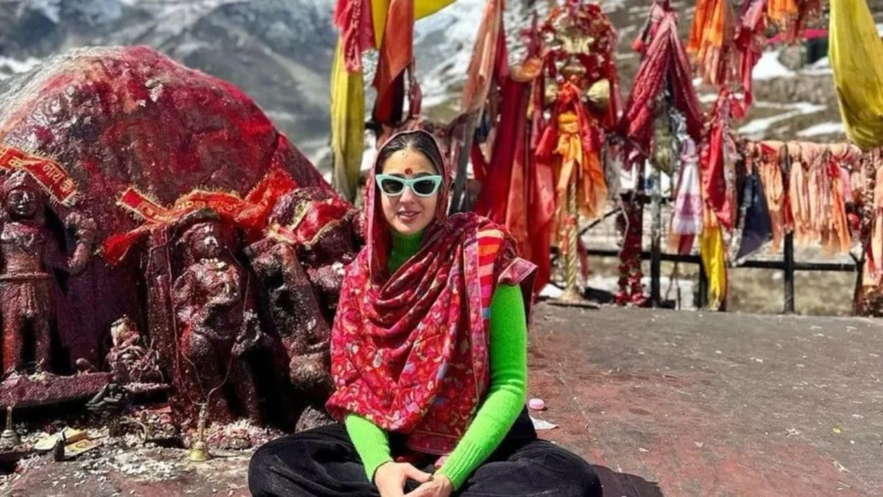 केदारनाथ दर्शन के दौरान बॉलीवुड अभिनेत्री सारा अली खान की तस्वीर