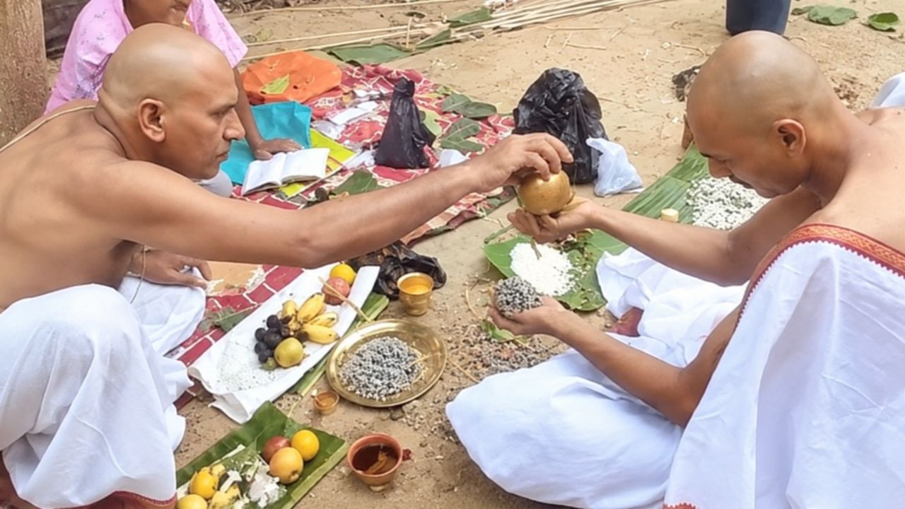जीवित बेटी का पिंडदान करते पिता-पुत्र की तस्वीर