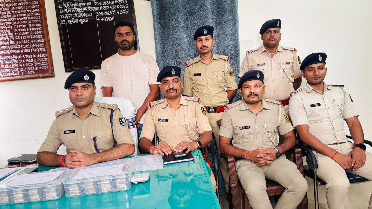पुलिस हिरासत में आरोपी रोहित कुमार शाही की तस्वीर