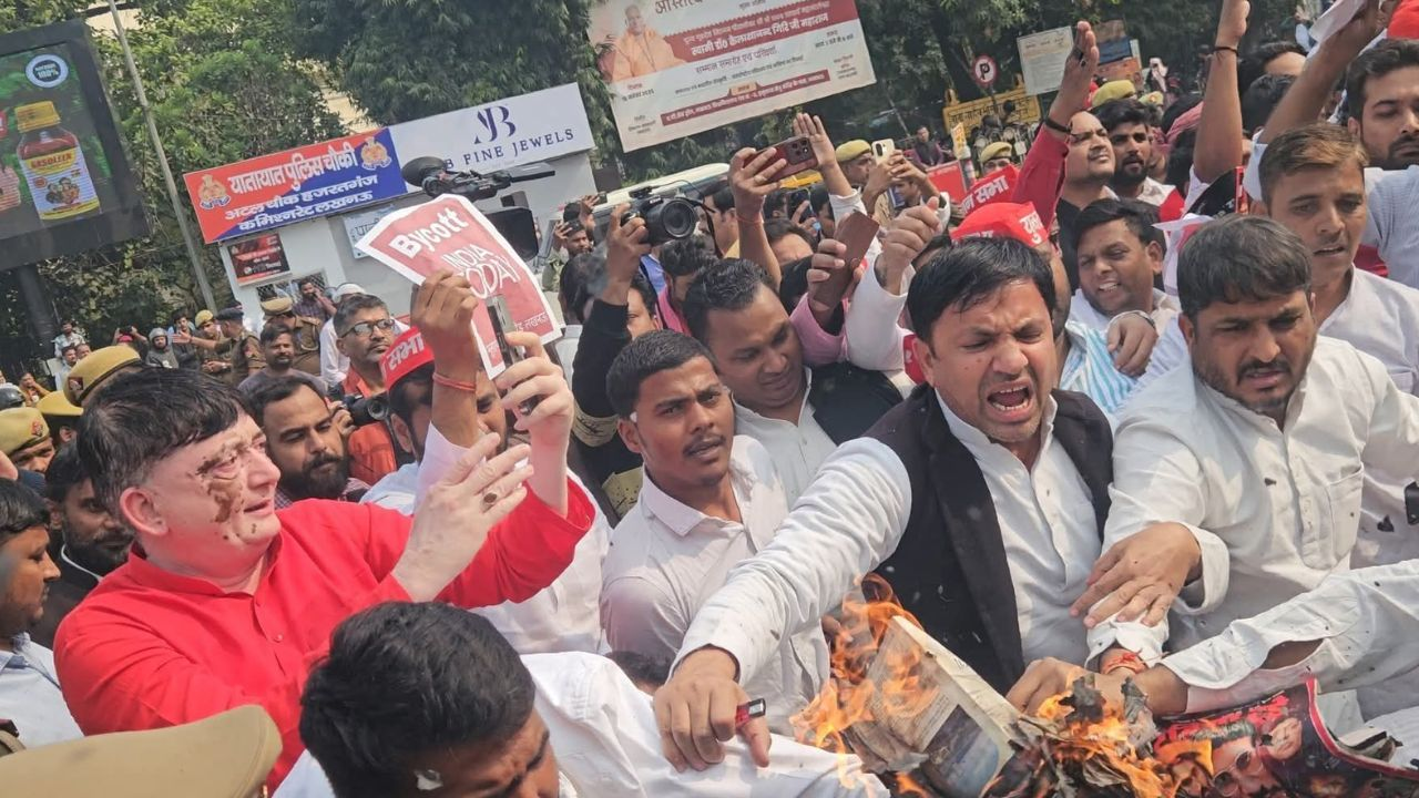 SP workers Protest in Lucknow