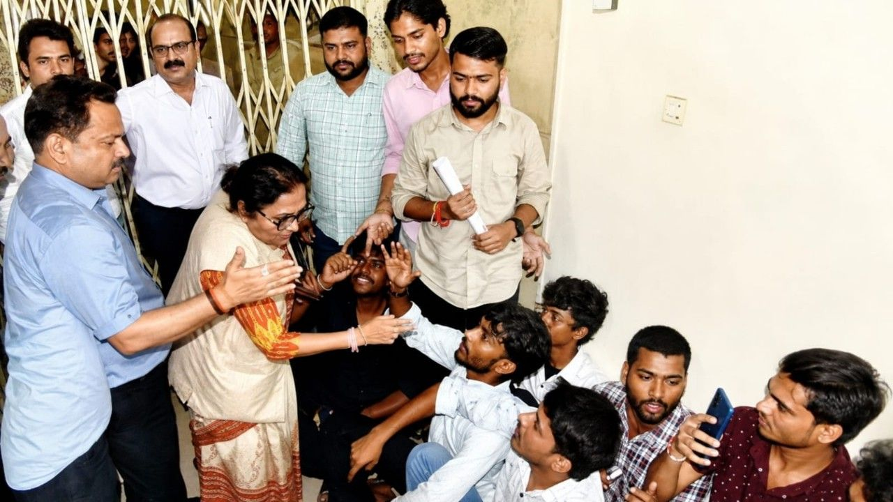 Students protest in lucknow university