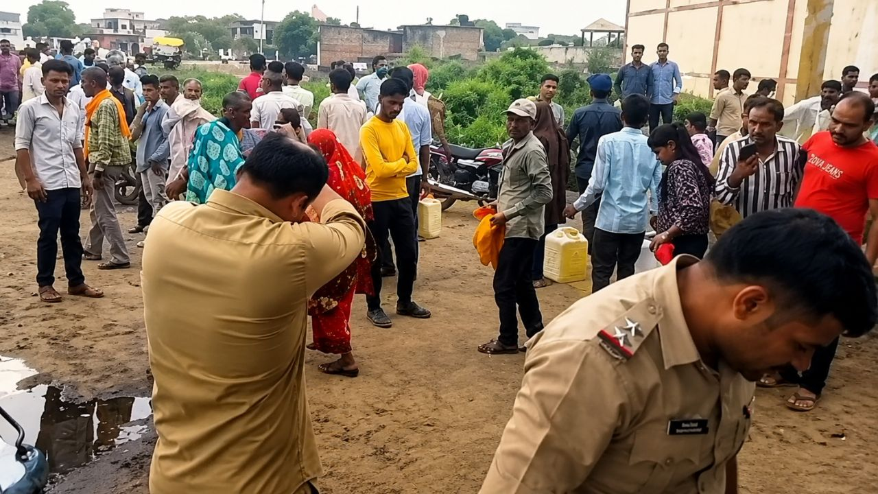 Refined oil loot in Madhya Pradesh