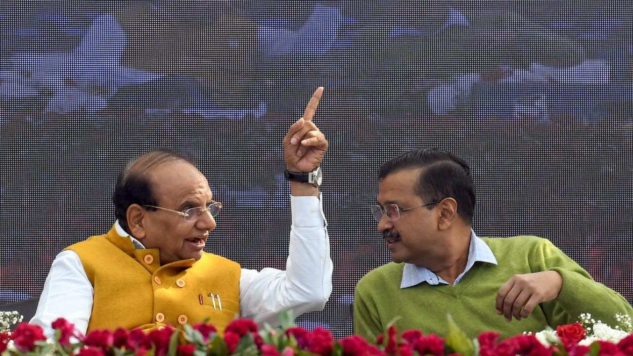 VK Saxena and Arvind Kejriwal