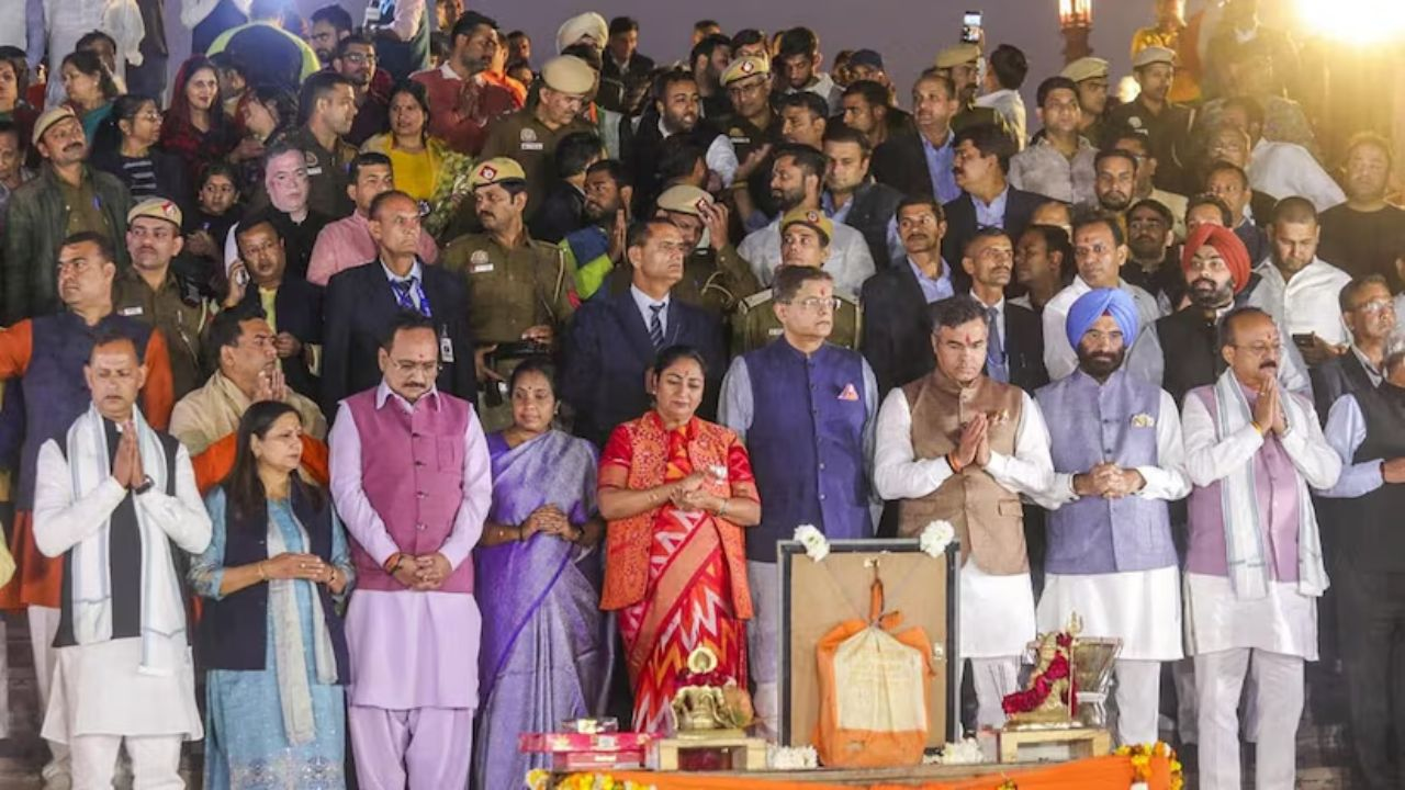 Rekha Gupta with other minsiters । Photo Credit: PTI