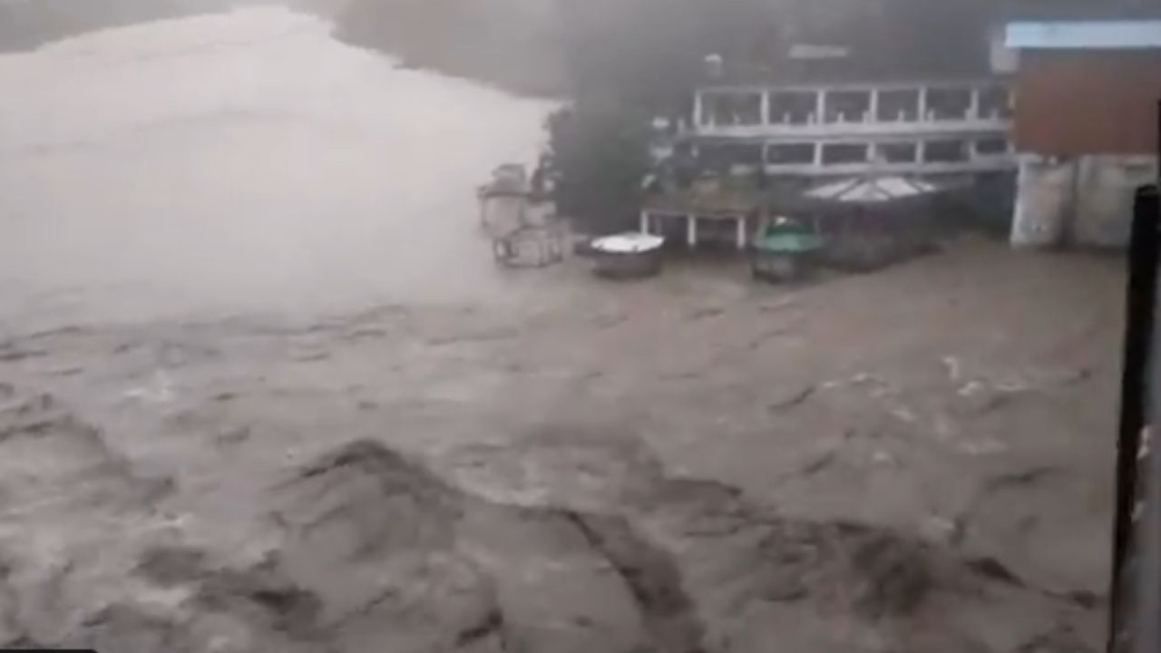 उत्तराखंड: चमोली में बादल फटा, मलबे में फंसे लोग, रेस्क्यू जारी