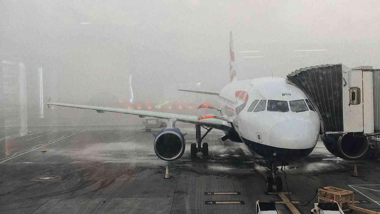 Delhi fog Over 100 flights delayed