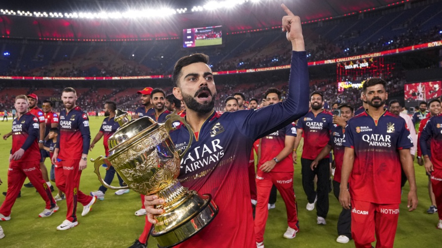 Virat Kohli with IPL Trophy