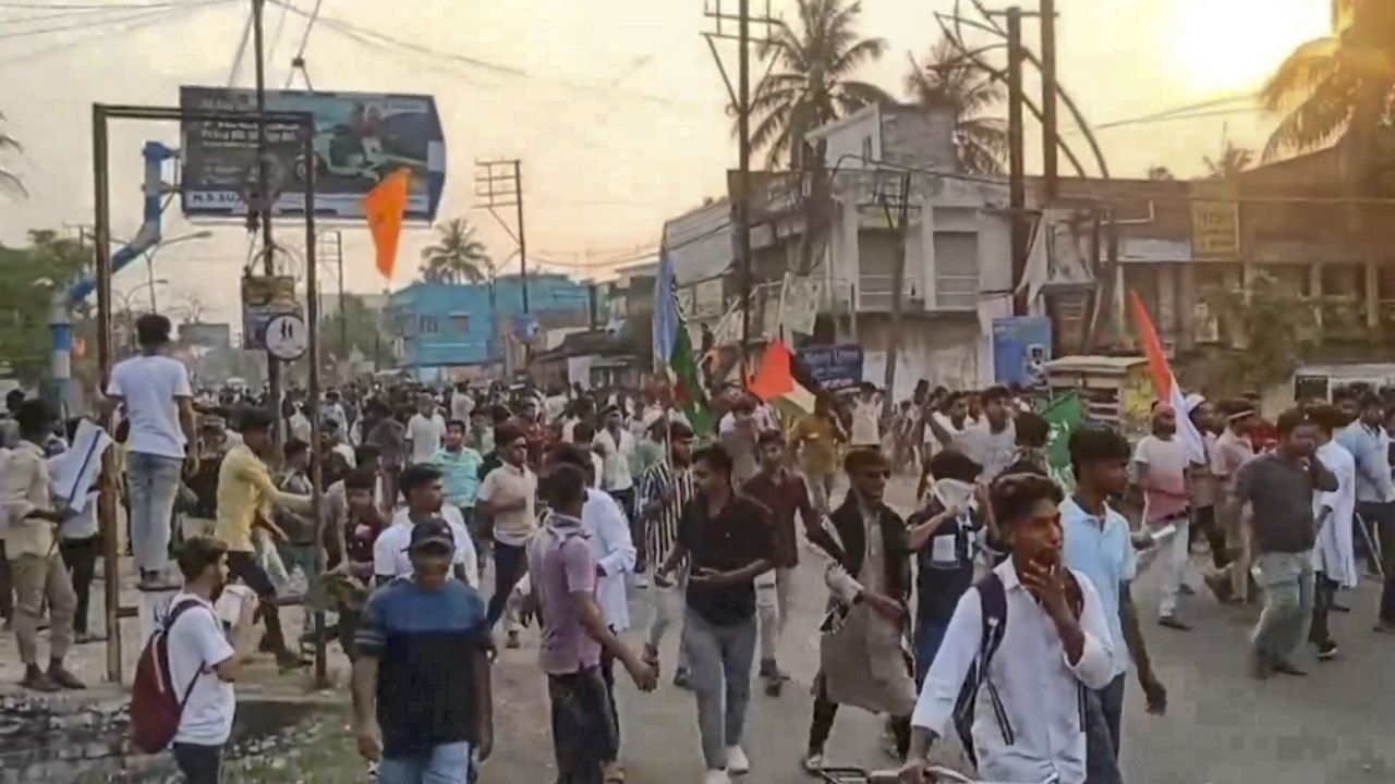 protesters in murshidabad। Photo Credit: PTI
