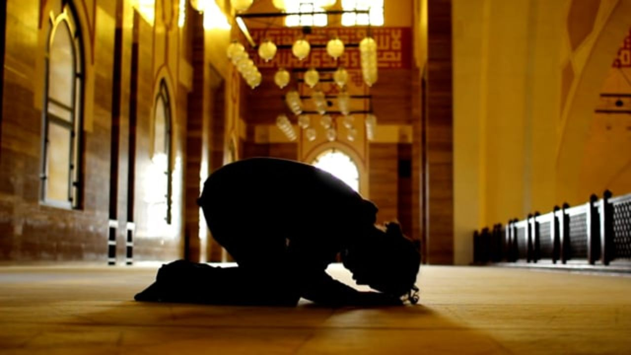 IIMT University students offer namaz