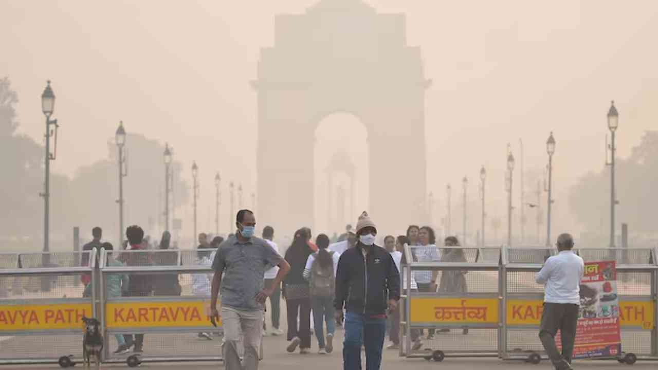 Delhi-NCR Covered With Smog Air Quality Remains Severe