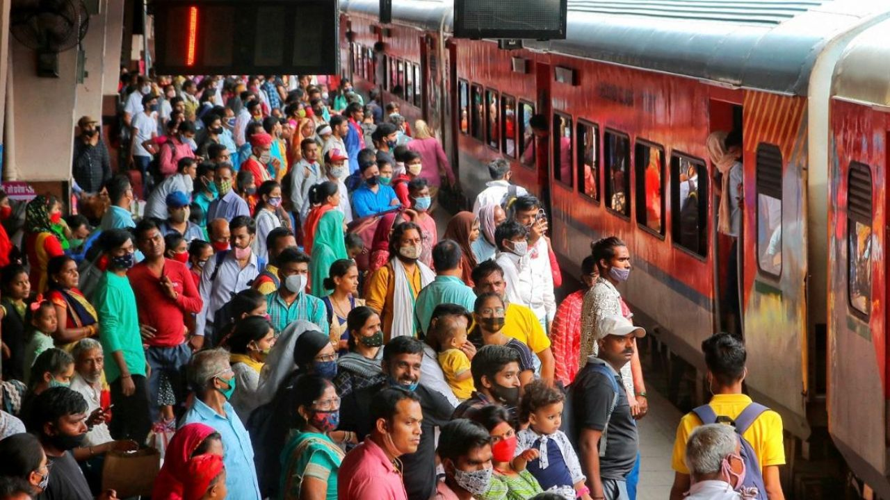railway station crowd