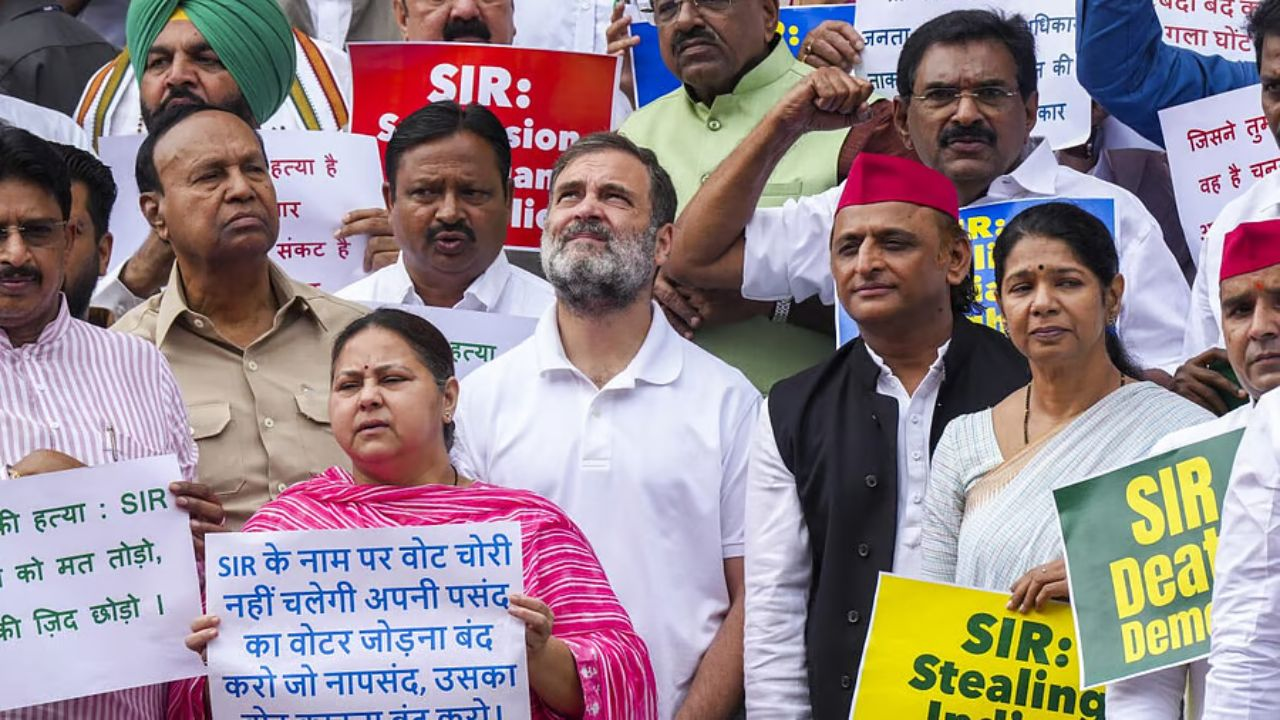 SIR का विरोध करते राहुल गांधी और अन्य नेता । Photo Credit: PTI