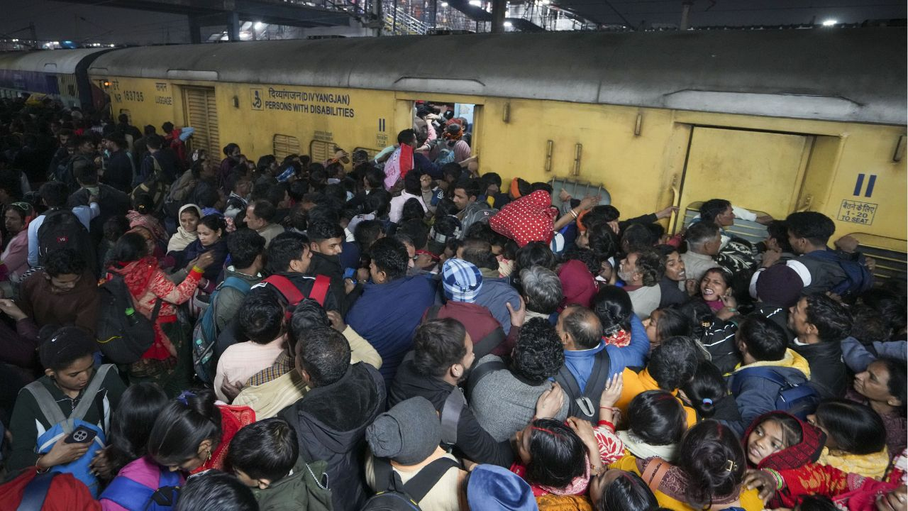 People trying to get on train । Photo Credit: PTI