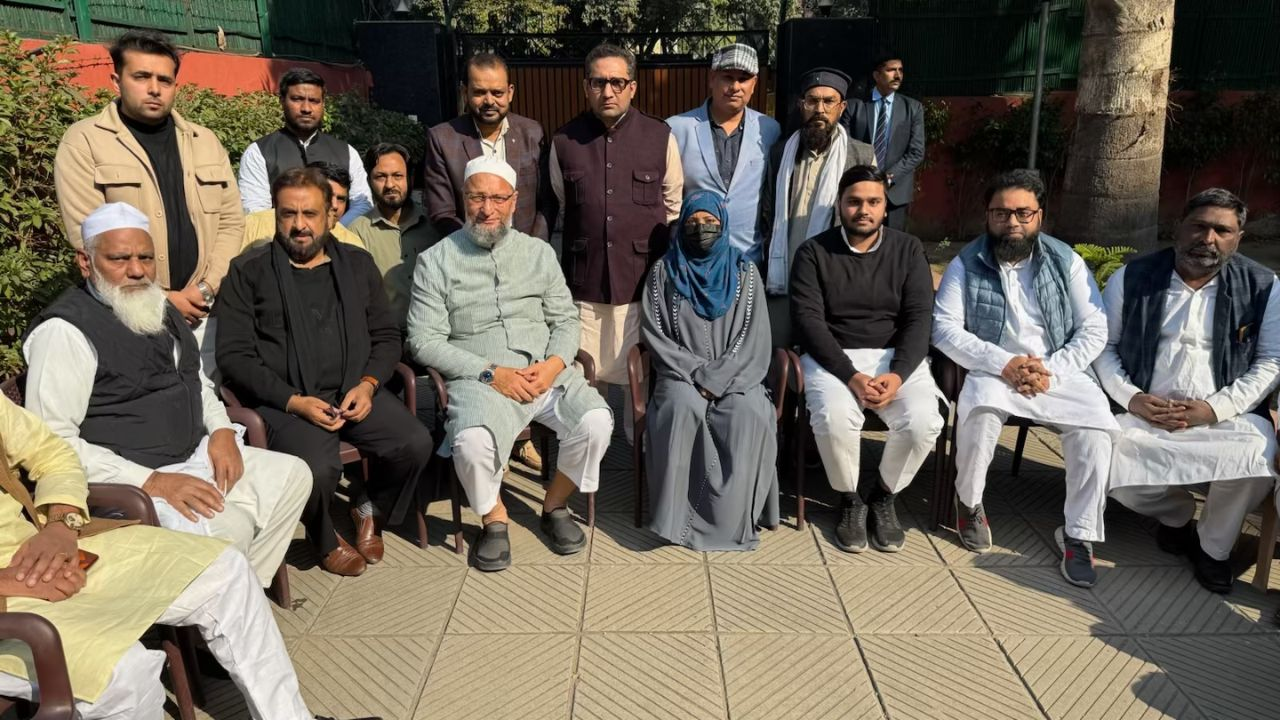 Asaduddin Owaisi with tahir hussain family