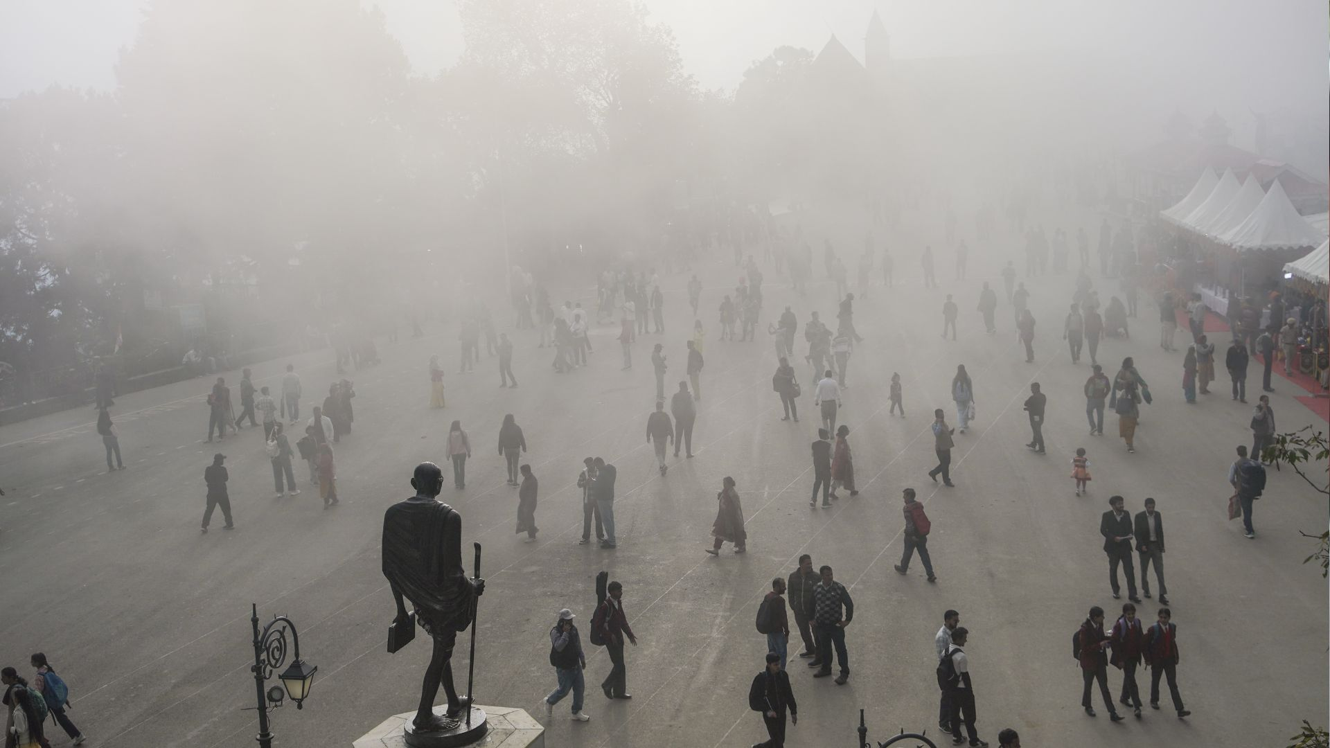 पहाड़ों पर बर्फबारी, दिल्ली में प्रदूषण और साउथ में बारिश, जानिए मौसम का हाल