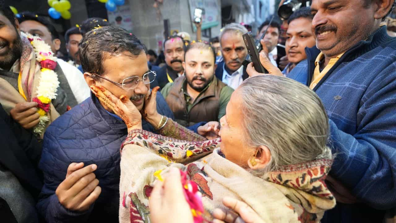 Arvind kejriwal with women