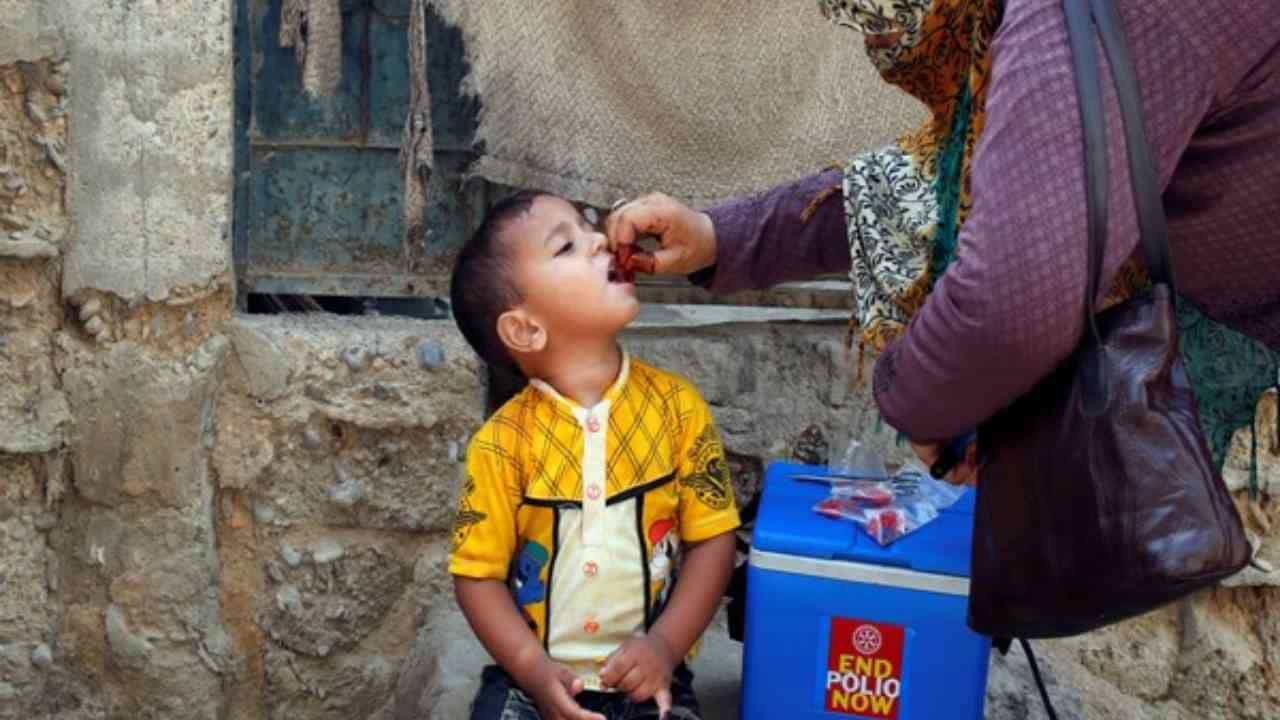 Pakistan polio vaccination program