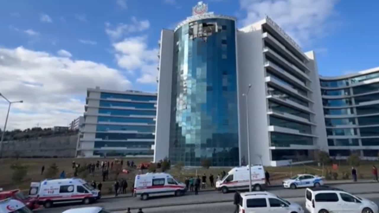 Building in which helicopter crashed : Video Grab : X: @turkiyetodaycom