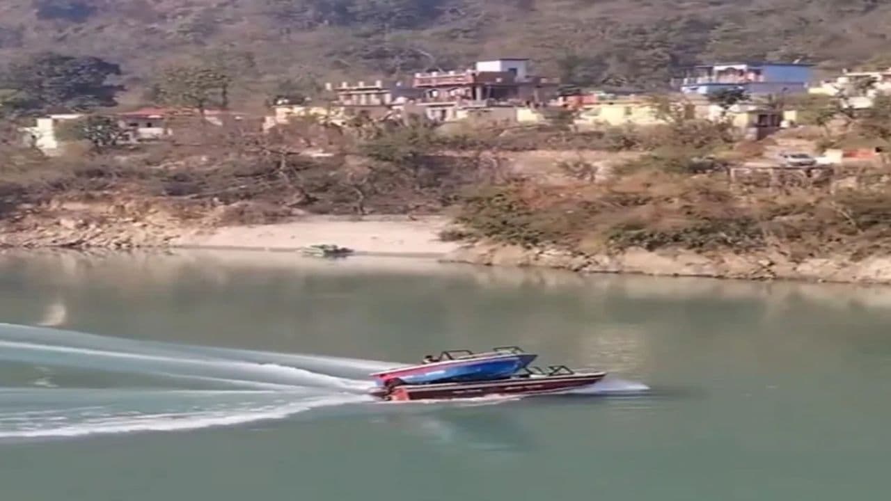 Colliding boats, Photo Credit: Social Media 