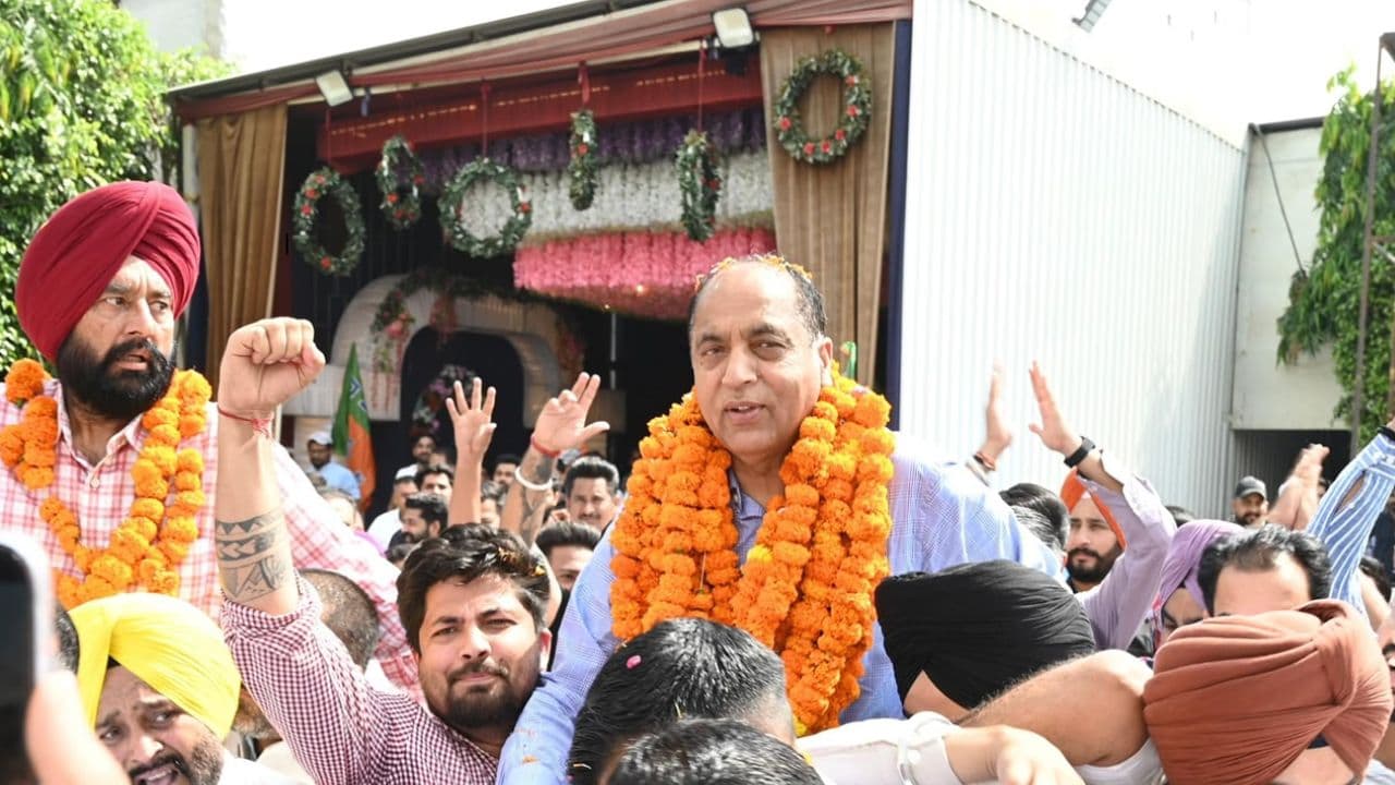 नालागढ़ में जयराम ठाकुर का स्वागत करते कार्यकर्त्ता, Photo Credit-HP BJP