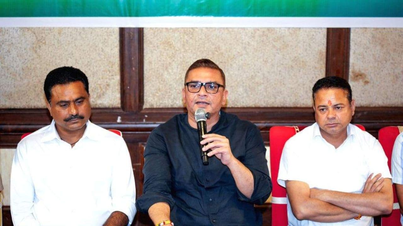 मीडिया के बीच अपनी बात रखते विधायक सुमित हृदयेश