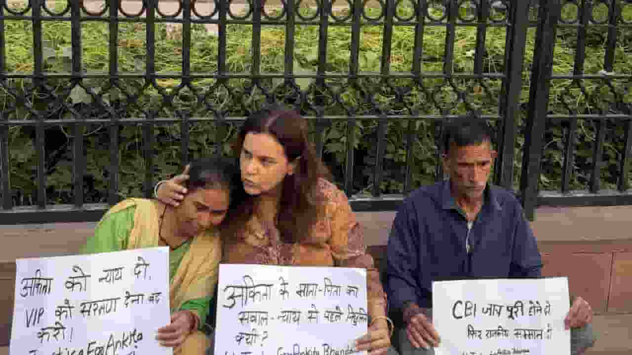 अंकिता भंडारी के परिजन इंडिया गेट पर धरने पर बैठे हैं।
