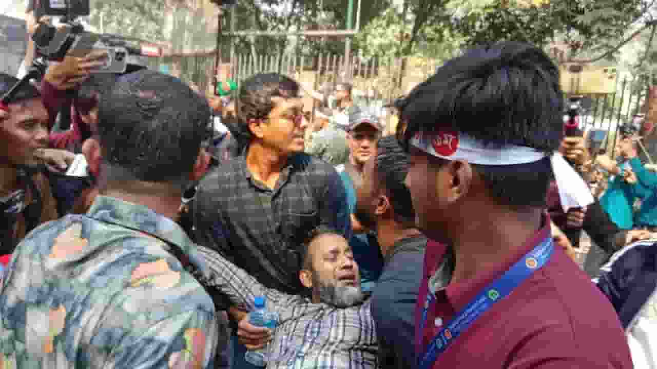 Government employees marching on yonus house 