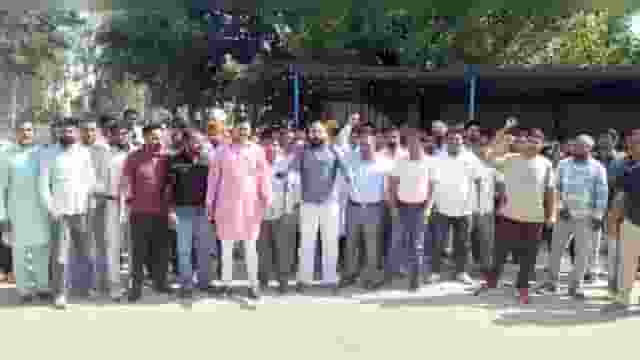 सरकार के खिलाफ नारेबाजी करते बिजली कर्मचारी