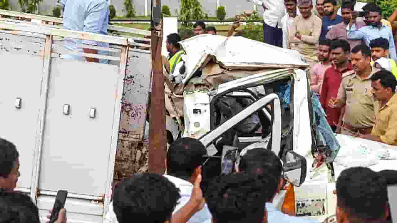 लखनऊ में क्षतिग्रस्त गाड़ी
