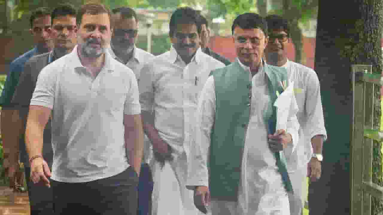 rahul gandhi and pawan khera