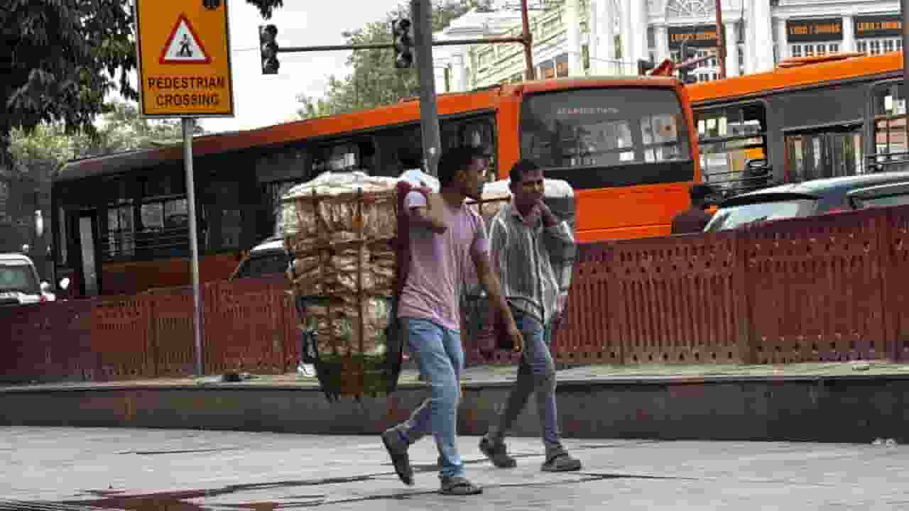 Delhi Cannaught Place Khabargaonn कनाट प्लेस पर स्ट्रीट वेंडर्स