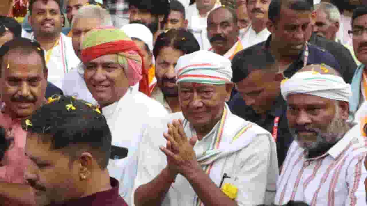 यात्रा के दौरान दिग्विजय सिंह